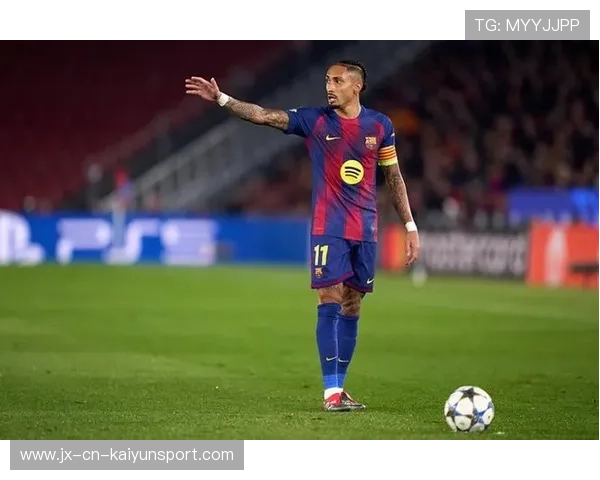 巴萨替补的穿插跑动创造空档，前锋补射建功